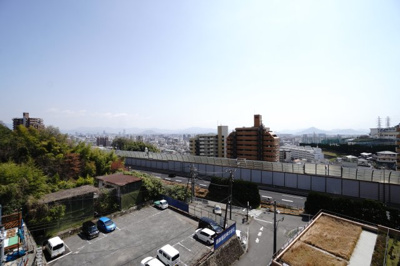 【展望】 | 【上質リノベ】ライオンズマンション古江ガーデン | 【四季を感じる】
四季の移ろい・爽やかな青空や風を感じられ
自然を愉しめるパノラマビュー。
毎日の暮らしに余裕を感じさせてくれる、
遮る物の無い開放的な眺望を是非、ご堪能ください。