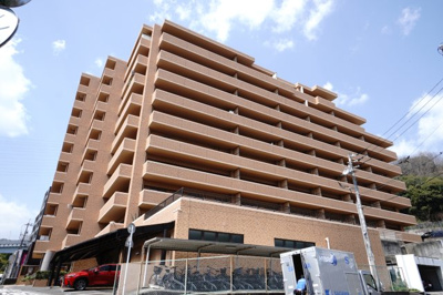 【外観】 | 【上質リノベ】ライオンズマンション古江ガーデン | 【耐震性】
耐震性の高さを判断するポイントは、
建築確認申請日が1981年6月1日以降の
新耐震基準に適合しているかどうか。
震度６程度の大地震でも
建物が崩壊しないレベルが基準になりました。