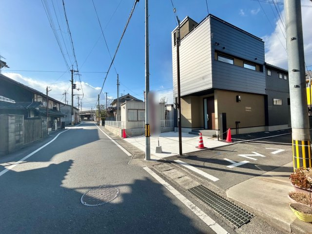 野洲市野洲　新築戸建ての前面道路含む現地写真