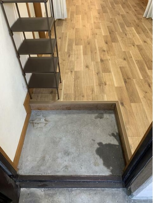 サンライズビルの玄関