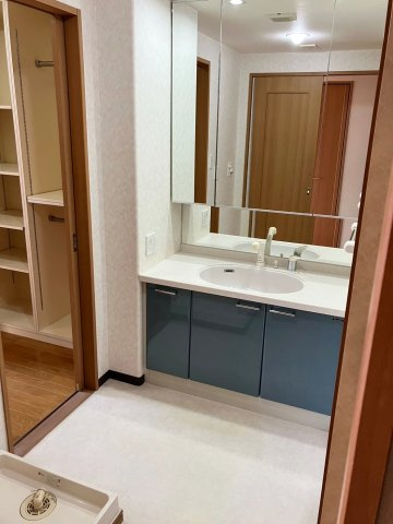 ロイヤルガーデン宇多津四番丁の独立洗面台|独立洗面台あり、毎朝おしゃれに忙しい女性の方におすすめです