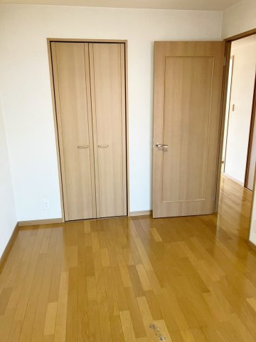 ロイヤルガーデン宇多津四番丁の洋室|落ち着いた色調の洋室です