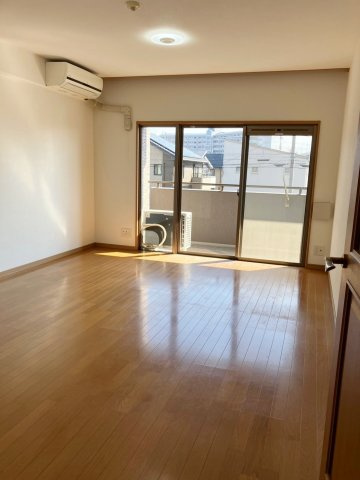 ロイヤルガーデン宇多津四番丁の居間・リビング|ゆったり過ごせる居間です