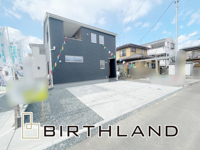 福島市渡利第5　Livele Garden　全2棟の外観|2号棟　並列駐車可能♪玄関と駐車場が近くて荷物の出し入れがしやすいですね！