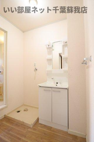 レインボーハイツ　Ⅱ番館の洗面所|朝の準備に活躍する、独立洗面化粧台！