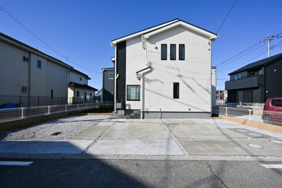 【駐車場】 | Livele Garden.S　太田第8岩瀬川町　4号棟 | 並列3台駐車可能なので、お友達も招きやすいですね♪