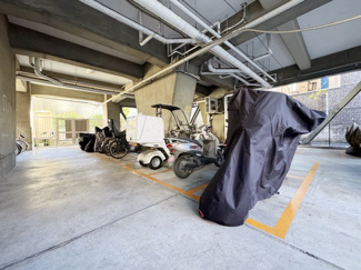【駐車場】 | バイク置き場。空き区画の有無や駐輪料金、サイズおよび排気量規定などについては、改めてお問い合わせください。～即日のご見学可能～　お問合せはお気軽にどうぞ。