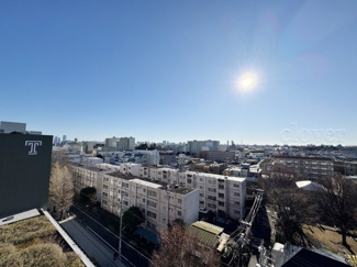 【展望】 | 眼前に広がる空の雄大さと、このお部屋の自慢の一つである「眺望」をご覧ください。毎日、この景色を独り占めできる新生活に夢が広がります。～即日のご見学可能～　お問合せはお気軽にどうぞ。