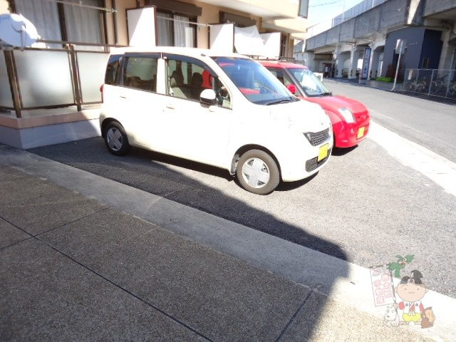 フロントステーション西川原の駐車場