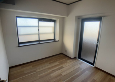 【洋室】 | レサージュ相模原壱番館 | 洋室のメリットは重い家具が置きやすく、身の回りが整理しやすいことです。 床がフローリングのため畳とは異なり凹みにくいです。 クローゼットなど収納が豊富で、普段使わない旅行カバンや服の整頓も簡単にです。