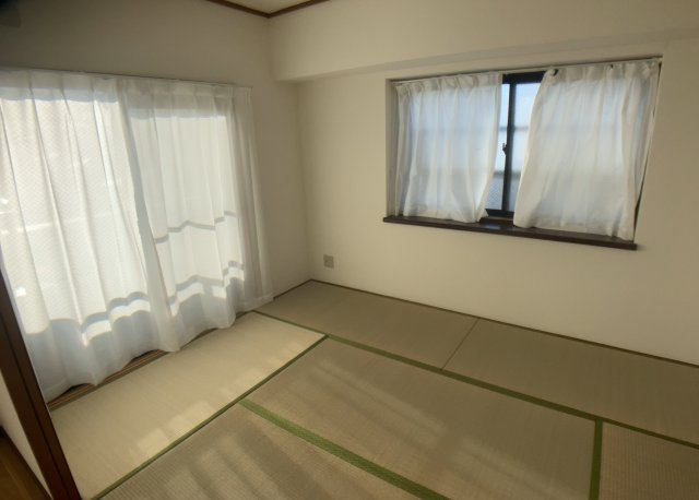 【寝室】 | レサージュ相模原壱番館 | 寝室でゆっくりと過ごすためにはベッド周りの適度な空間を担保することや窓の位置、照明の明るさ、寝室の広さなどを考える必要があります。自身や家族の構成とライフスタイルに併せて寝室にする部屋を選びましょう！