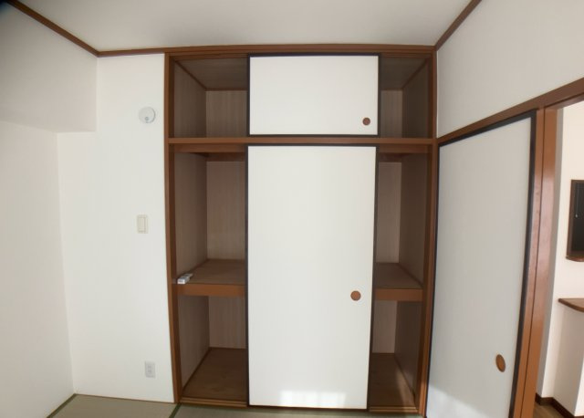 【収納】 | レサージュ相模原壱番館 | デザイン性を重視しすぎて収納が少なかった！なんてことにならないため、事前に現地で収納の数を確認しておくことをお勧めします。クローゼット以外にも床下収納や屋根裏収納、パントリーなどもチェックしましょう。