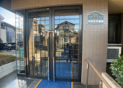 【エントランス】 | レサージュ相模原壱番館 | マンションのエントランスには、もともと風よけや防犯の役割がありますが、マンションによって宅配ボックスなどの設備が備わっている所もあります。日々の生活をイメージしながら生活しやすさをチェックしましょう。