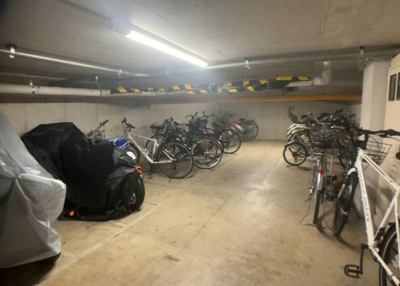 【駐車場】 | レサージュ相模原壱番館 | 車一台あたりに必要なスペースは、標準サイズの普通自動車で横幅2m50cm、長さ5mは必要になります。ただし、乗降のことも考慮して横幅3m30cm、長さ5m50cmほどは確保できるところを選びましょう。