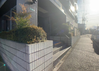 【中庭】 | レサージュ相模原壱番館 | 中庭（パティオ）とは、一つの建築物の内部に設けられた、壁などで囲われている庭のことを指します。コの字型、ロの字型が主流ですが、L字型の中庭もあります。最近では、インテリア性の高さからも人気があります。