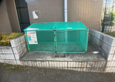 【設備】 | レサージュ相模原壱番館 | 共有部分は、住民なら誰もが使える設備のこと。例えば駐車場やエレベーター、インターネット設備、セキュリティ設備などがあります。他にも、マンションの廊下・外部階段やエントランス・ゴミ置き場などがあります。