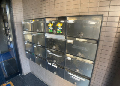【設備】 | レサージュ相模原壱番館 | エントランス付近に設置されている集合ポストは、住んでいる部屋と離れているため、ポストをあさるなど誰かに何かされていても被害に気づきにくいです。入居する時には他人に特定されにくい番号で鍵をかけましょう！