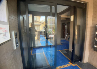 【ロビー】 | レサージュ相模原壱番館 | ラウンジは、マンションの共用スペースに椅子やテーブルなどを配置した利用者が寛げる空間です。屋内型ラウンジと屋外型ラウンジがあります。共用部分の管理状況と合わせて、詳細については現地でご確認ください。