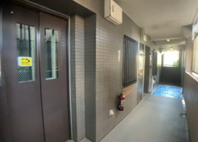 【その他共用部分】 | レサージュ相模原壱番館 | 共有部分は、住民なら誰もが使える設備のこと。例えば駐車場やエレベーター、インターネット設備、セキュリティ設備などがあります。他にも、マンションの廊下・外部階段やエントランス・ゴミ置き場などがあります。