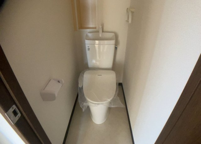 【トイレ】 | レサージュ相模原壱番館 | トイレは大きさや形、機能、抗菌性などが異なる多種多彩なタイプが各メーカーから出ています。それぞれに良さがあるため、事前にどういったタイプのトイレがいいのかをご家庭内で決めて、内見に行くといいでしょう。