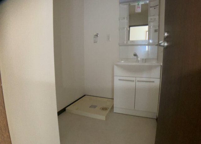 【脱衣所】 | レサージュ相模原壱番館 | 洗面脱衣所は「体を綺麗に整える場所」という目的と役割を持っています。そして便利で使い勝手のいい「体を綺麗に整える場所」にするためには、配置や動線、照明や収納計画をしっかりと検討しておく必要があります。