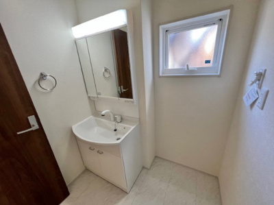 【独立洗面台】 | 西見前１１地割 | 三面鏡付き洗面化粧台は、洗面周りの小物を収納でき生活感が出にくいです。