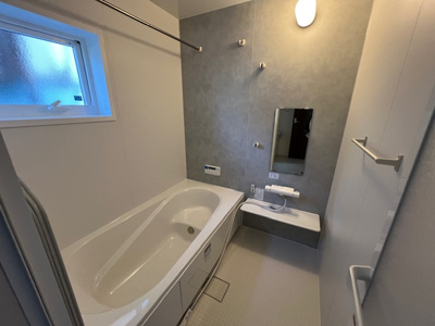 【浴室】 | 西見前１１地割 | 浴室乾燥機はデニムやニットなどの手入れが大変な衣類の乾燥に向いています。