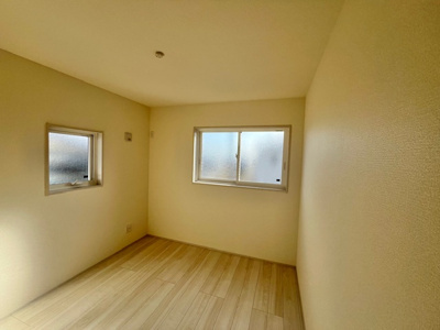 【洋室】 | 西見前１１地割 | ホコリや汚れが溜まりにくく、掃除機やモップで簡単に掃除ができます