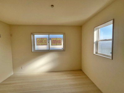 【洋室】 | 西見前１１地割 | フラットな床のため、お子様やご高齢の方にとって移動しやすく、安全性が高いです