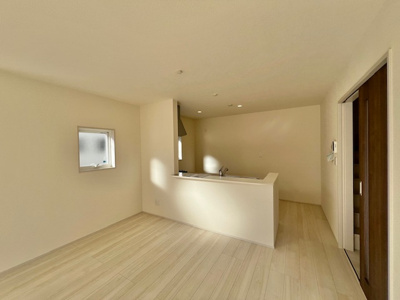 【居間・リビング】 | 西見前１１地割 | 木本来の色味を生かした温もりあるフローリングです。