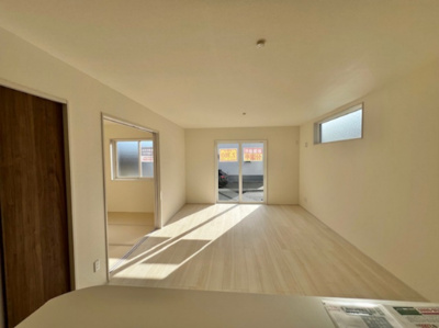 【居間・リビング】 | 西見前１１地割 | 白い壁で、明るく開放的な雰囲気をつくり、広く感じられるのが魅力です