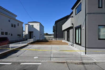 【前面道路含む現地写真】 | Livele Garden.S　太田第8岩瀬川町　5号棟 | 並列駐車可能なカースペースです！お客様も遊びに来やすいですね♪