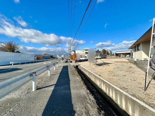 野洲市六条1号地　建築条件無し売土地の前面道路含む現地写真
