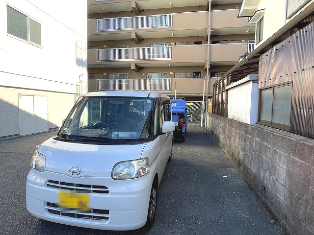 東雲本町3丁目ビル|2棟の間が駐車場となっています。複数台の駐車が可能です。