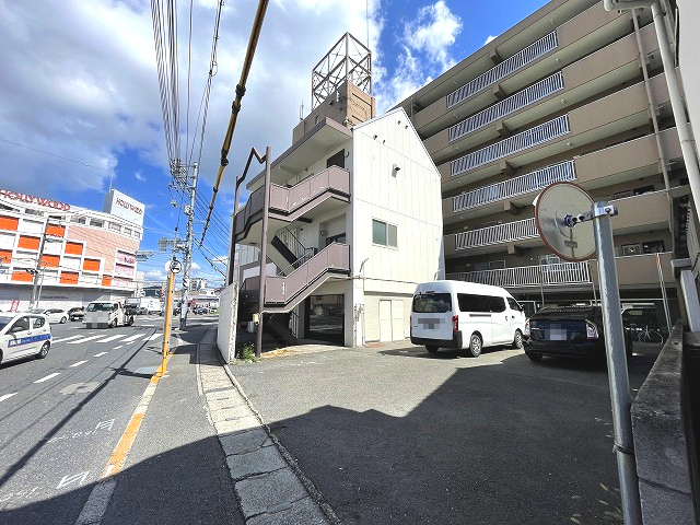 東雲本町3丁目ビルの外観|販売不動産は建物2棟（うち1棟は未登記）と、駐車スペースがあります。