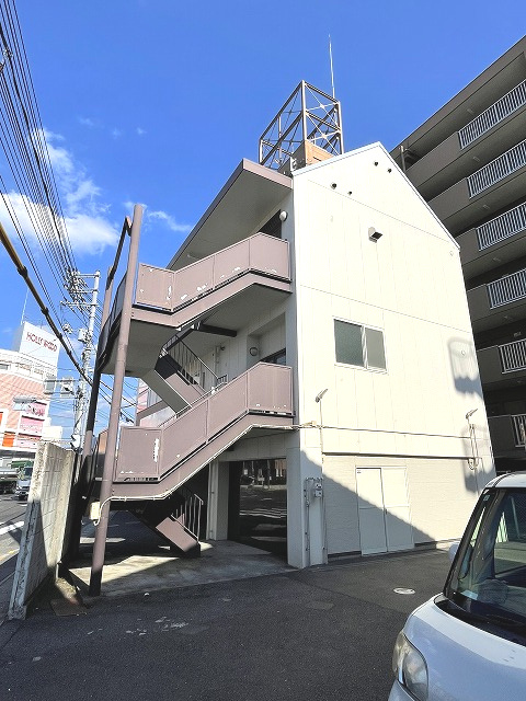 東雲本町3丁目ビルの外観|掲載概要の建物画像です。1階がインナーガレージの3階建て。2階が事務所3階が住居スペースとなります。