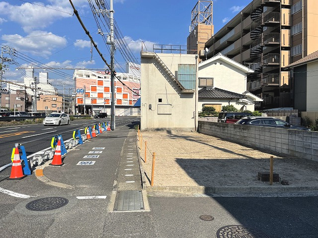 東雲本町3丁目ビルの周辺|（国道2号線脇道西側から撮影）更地の奥の木造家屋が建っている場所からが対象不動産となります。