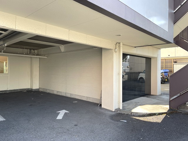 東雲本町3丁目ビルの駐車場|ガレージ横には倉庫があります。