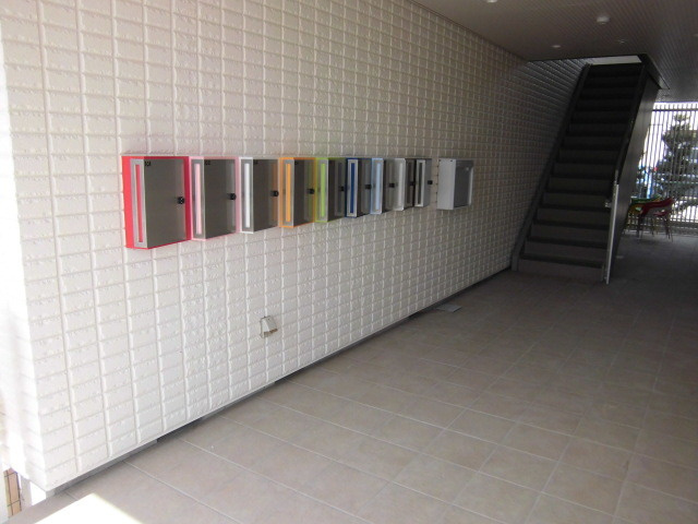 BORIKI船橋のその他共用部分|★２階への階段・集合郵便受け★