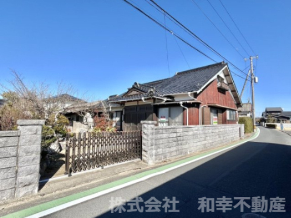 【外観】 | 全面道路が広い開放的な中古住宅です。