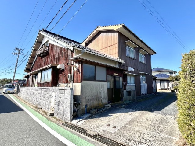 【前面道路含む現地写真】 | 別角度の外観写真です。