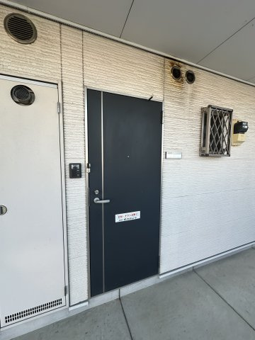 サープラス梓の玄関
