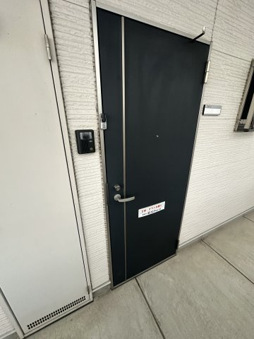 サープラス梓の玄関
