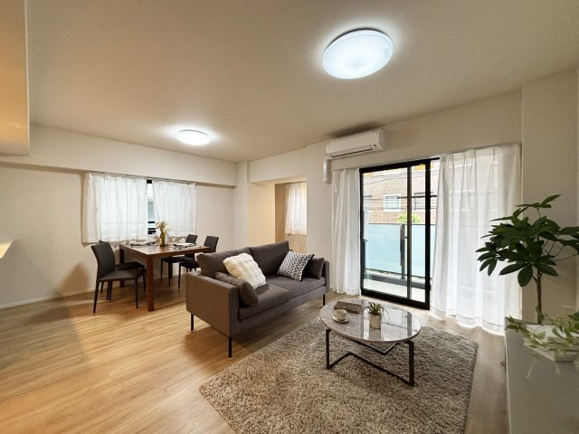 【居間・リビング】 | 春日テラス | 19.8のLDK※モデルルーム※家具等は付属しません