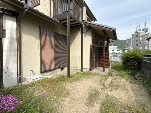 青山川本貸家　(北)の駐車場