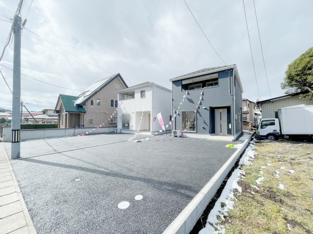 新築戸建　白河市萱根第1　Cradle Garden　全2棟の前面道路含む現地写真|カースペースも十分！陽当たり良好です！