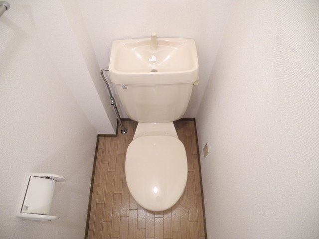 ロイヤルガーデン白岩C棟のトイレ|※同物件反転タイプの写真でございます※現況を優先します※