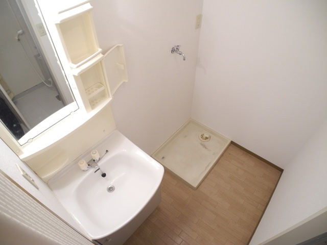 ロイヤルガーデン白岩C棟の洗面所|※同物件反転タイプの写真でございます※現況を優先します※