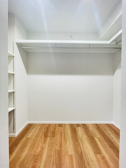 【収納】 | ハイライフ大濠 | ウォークインクローゼット。季節物の洋服や、普段使いの鞄を収納したり多様な使い方ができます