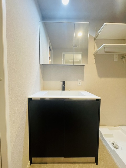 【独立洗面台】 | ハイライフ大濠 | 洗面所は鏡の裏まで収納がありますので、物が沢山入ります。広い洗面で朝の身支度も楽々♪